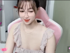 Clip sex bé Vy 2k5 Live Show Stripchat show lồn hồng